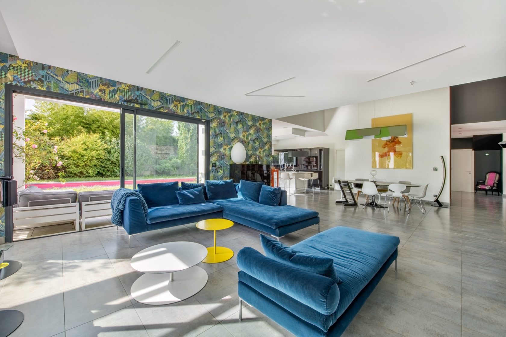 Contemporary house with swimming pool