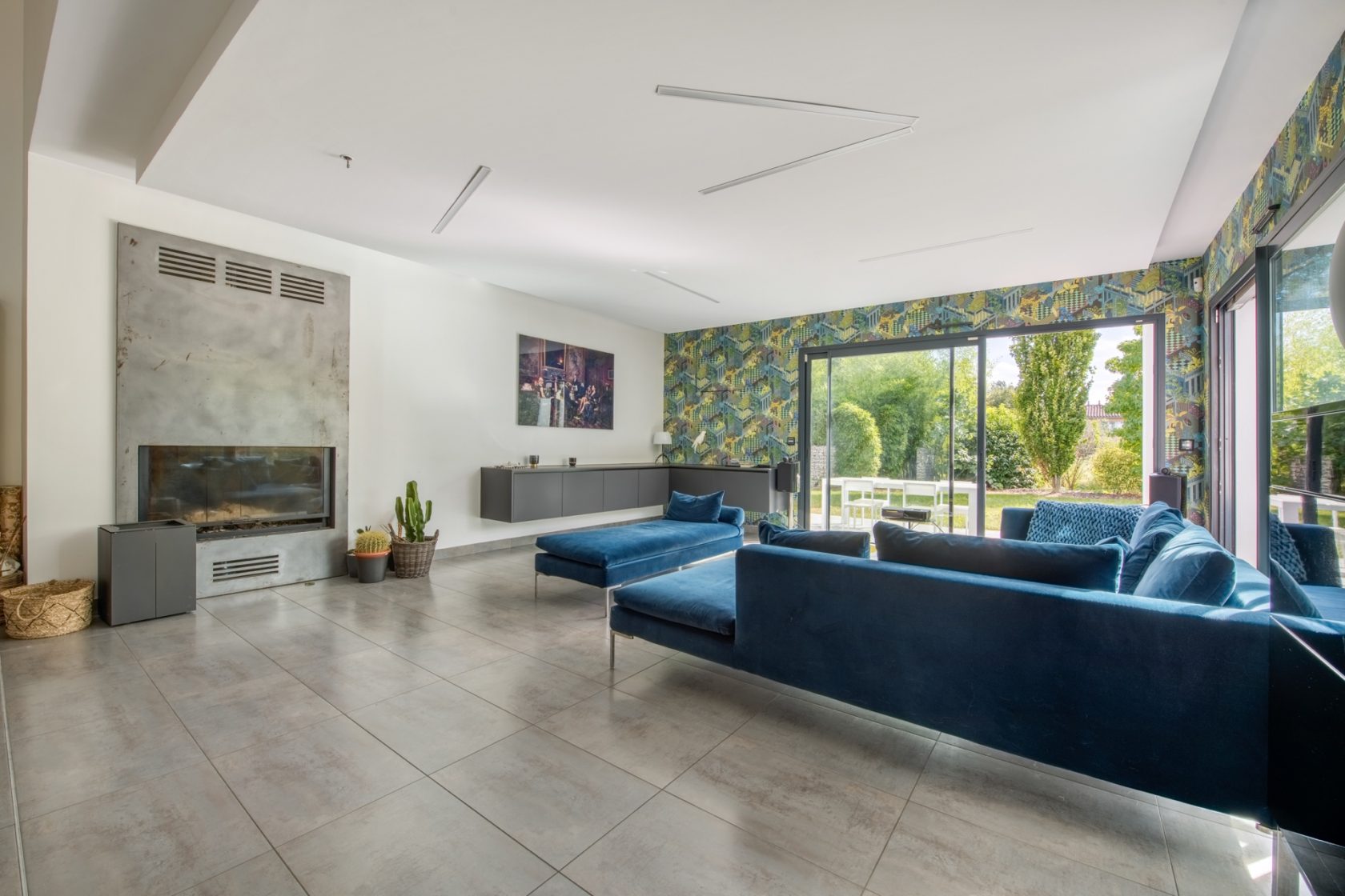 Contemporary house with swimming pool