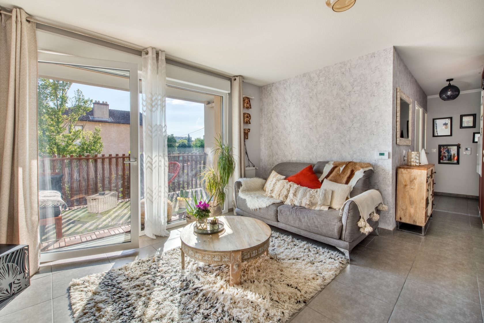 Recent apartment with balcony near the castle