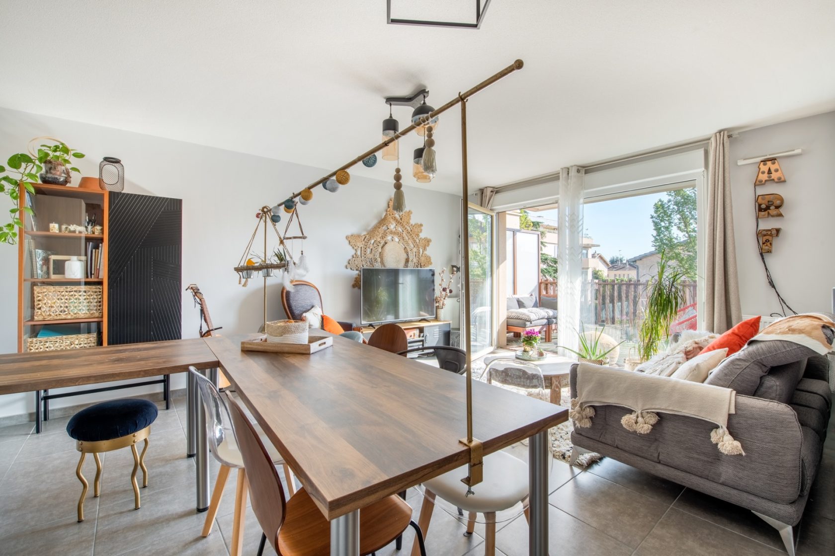Recent apartment with balcony near the castle