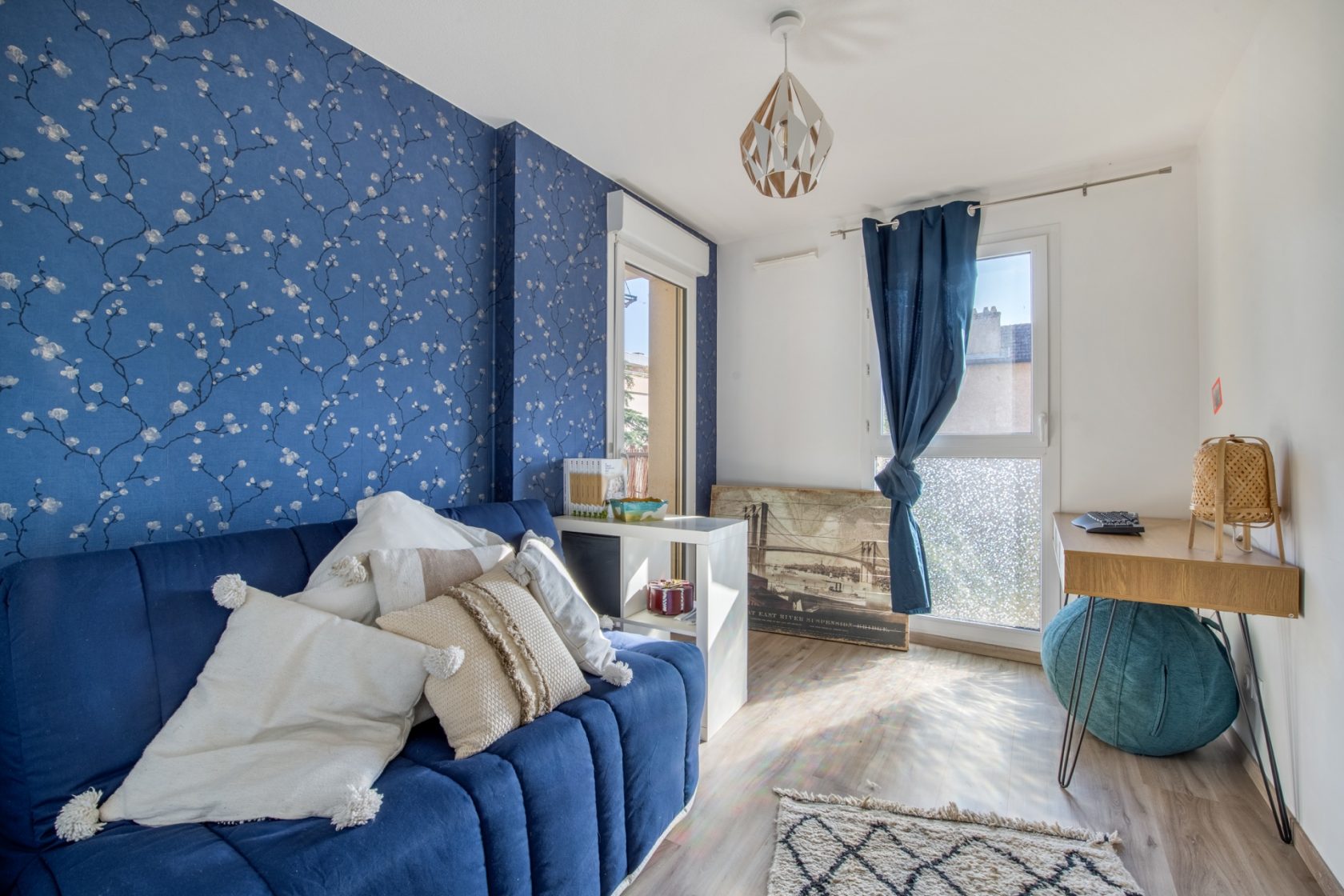 Recent apartment with balcony near the castle