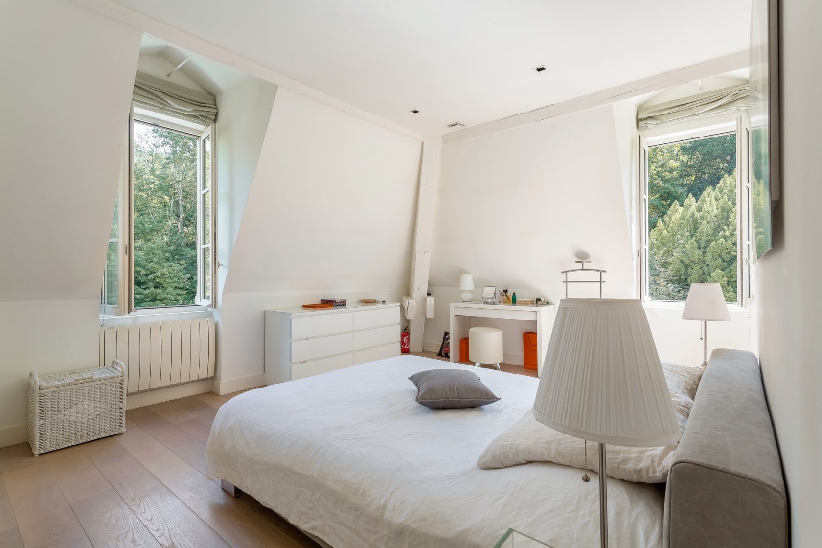 Apartment in a castle with a view of the barbe island