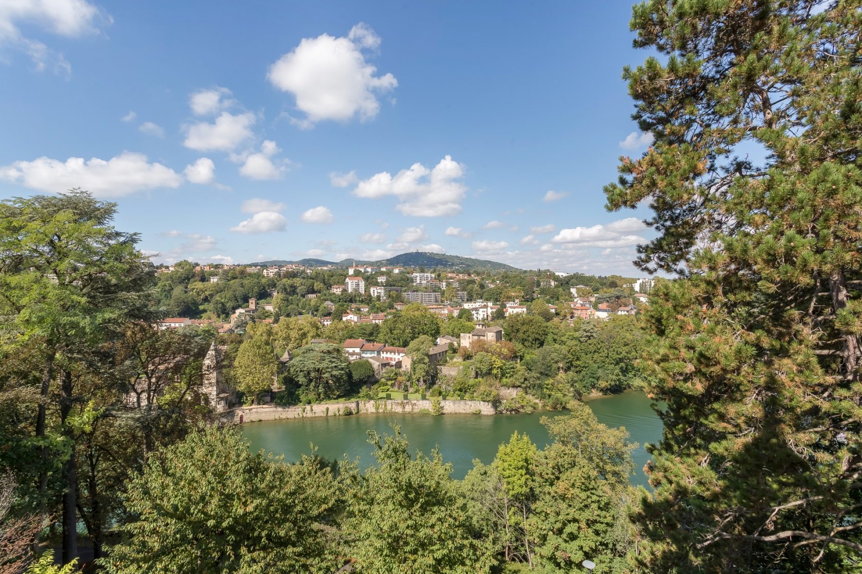 Apartment in a castle with a view of the barbe island