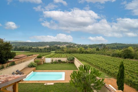 Maison en pierres avec dépendances aménagées