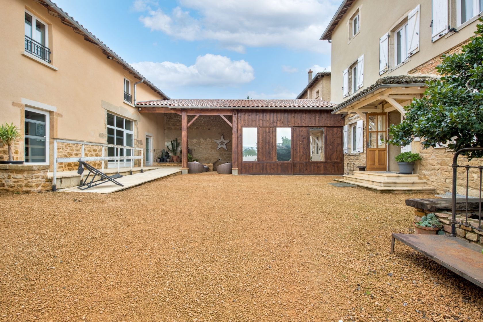 Maison en pierres avec dépendances aménagées