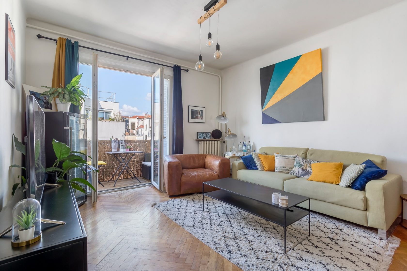 Old apartment with balcony and view of Fourvière