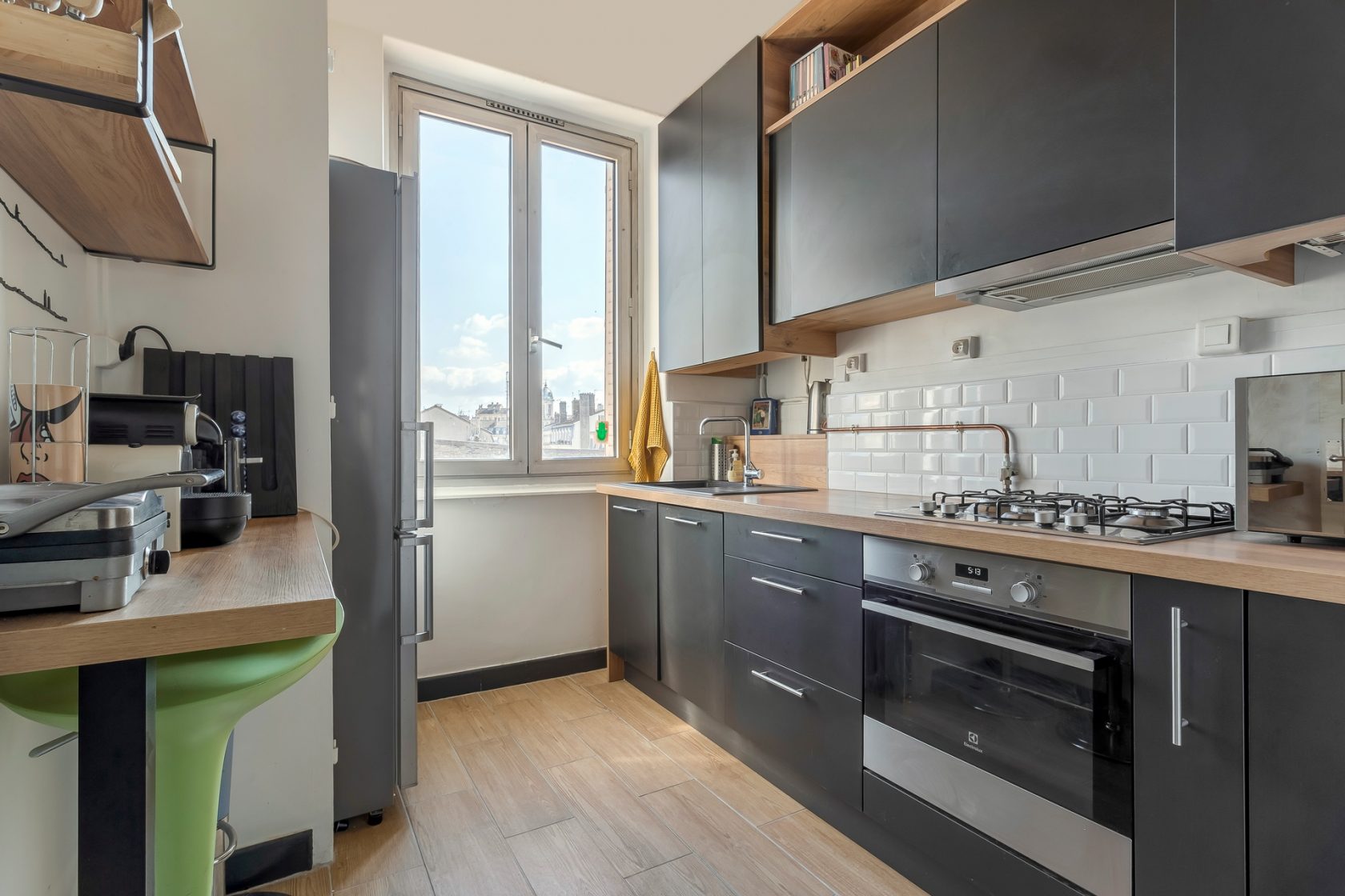 Old apartment with balcony and view of Fourvière
