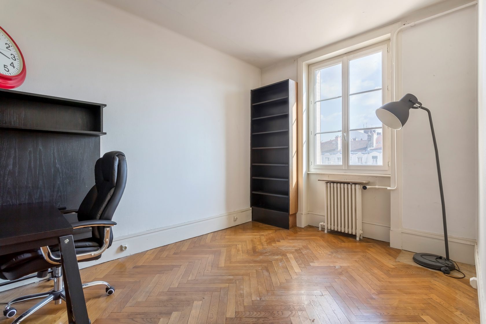 Old apartment with balcony and view of Fourvière