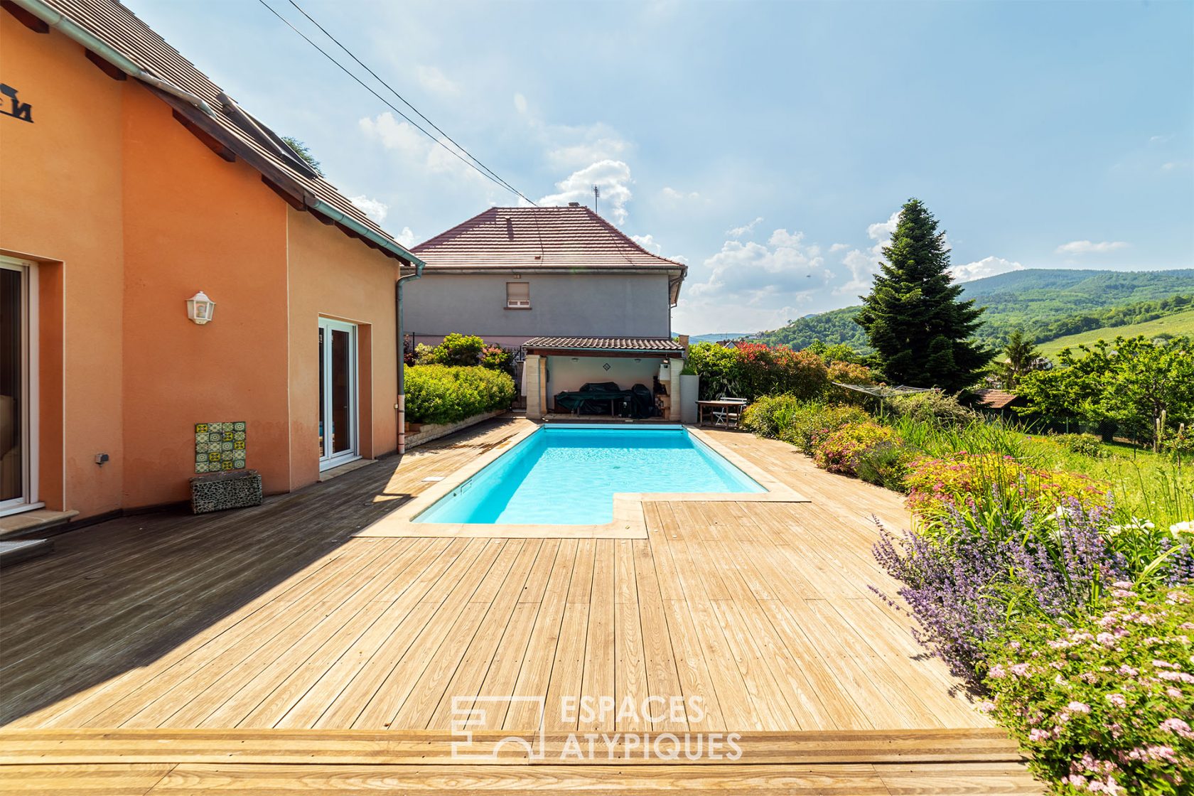 Architect’s house with swimming pool and view of the vineyard