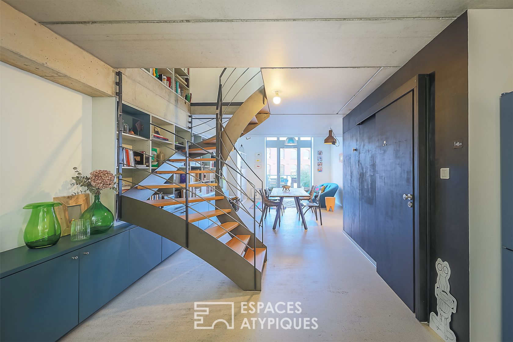 Industrial loft and its terrace in the foundry district