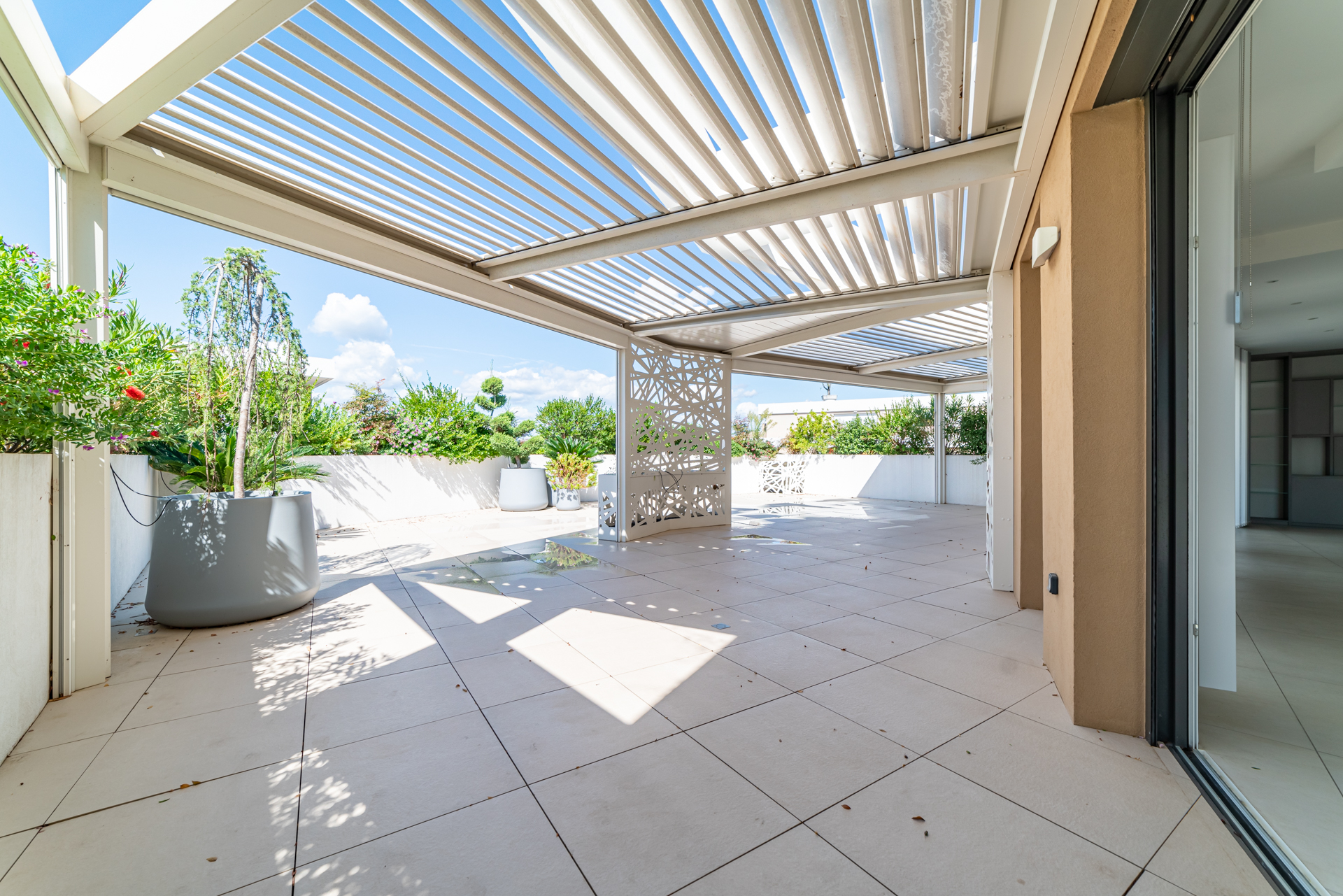 Confidential rooftop and its huge terraces