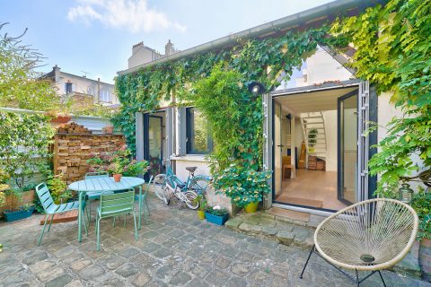 House on courtyard in a former fraying warehouse