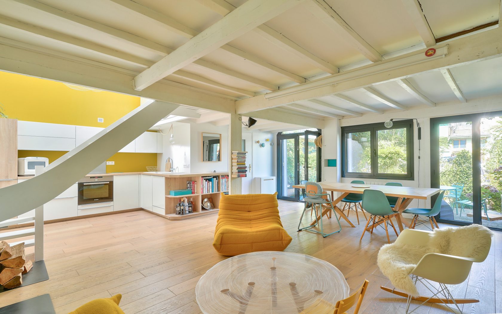 House on courtyard in a former fraying warehouse