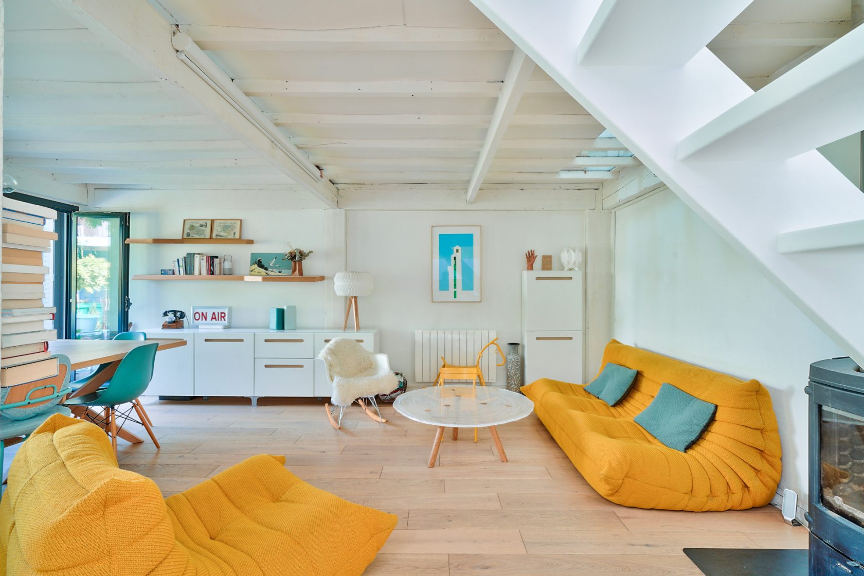 House on courtyard in a former fraying warehouse