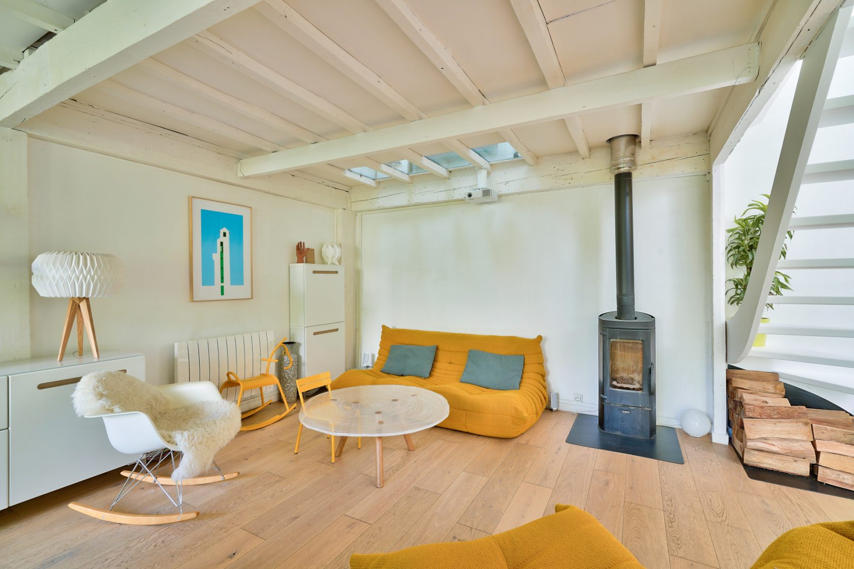 House on courtyard in a former fraying warehouse