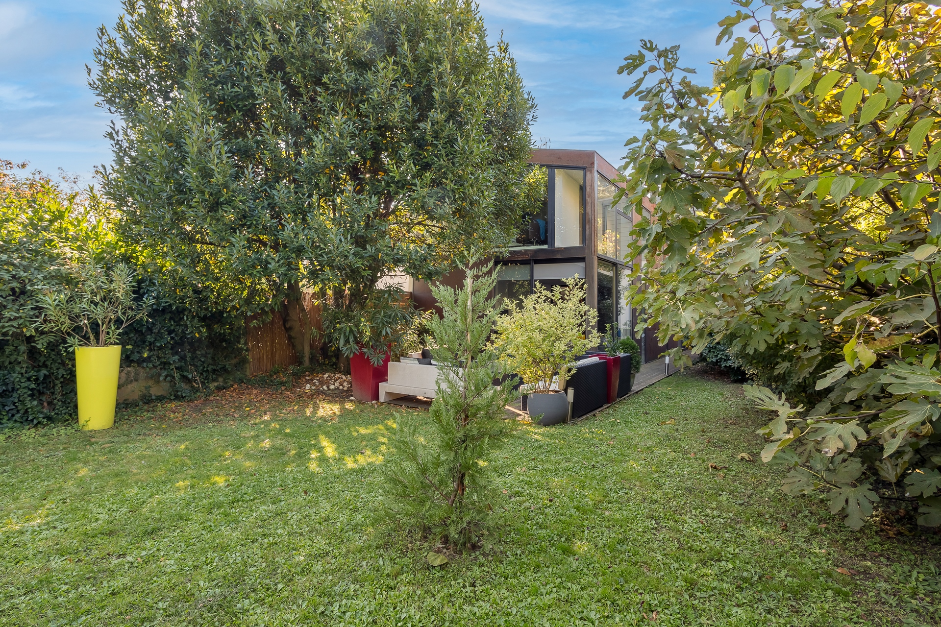 Bourgeois house with contemporary extension