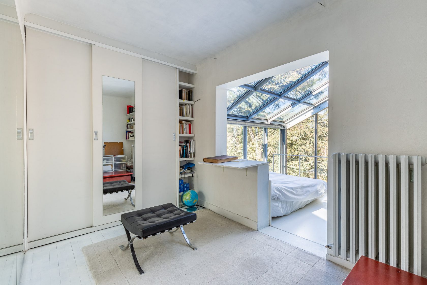 House with its glass extension nestled in the forest