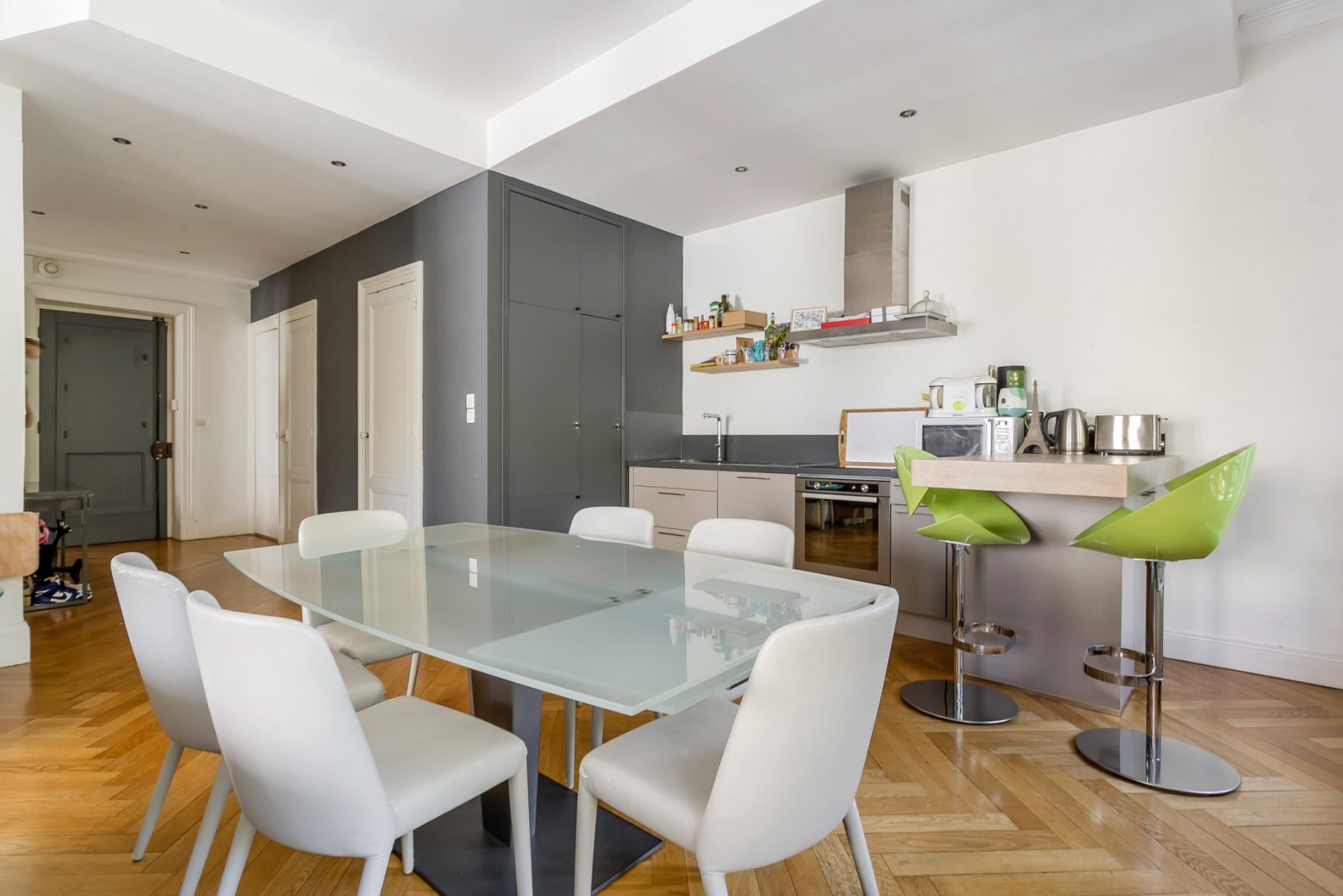 Top floor apartment in Préfecture