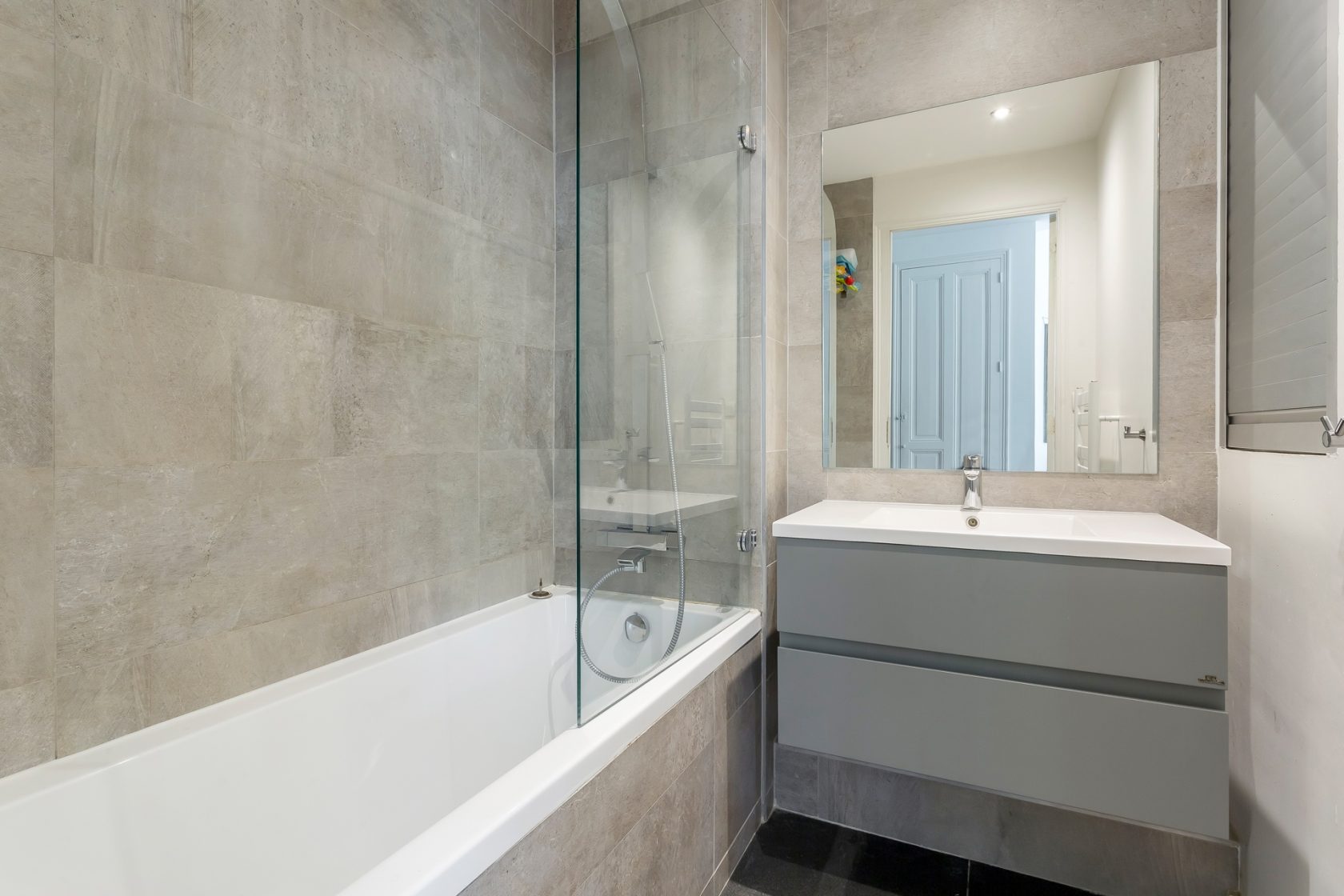 Top floor apartment in Préfecture