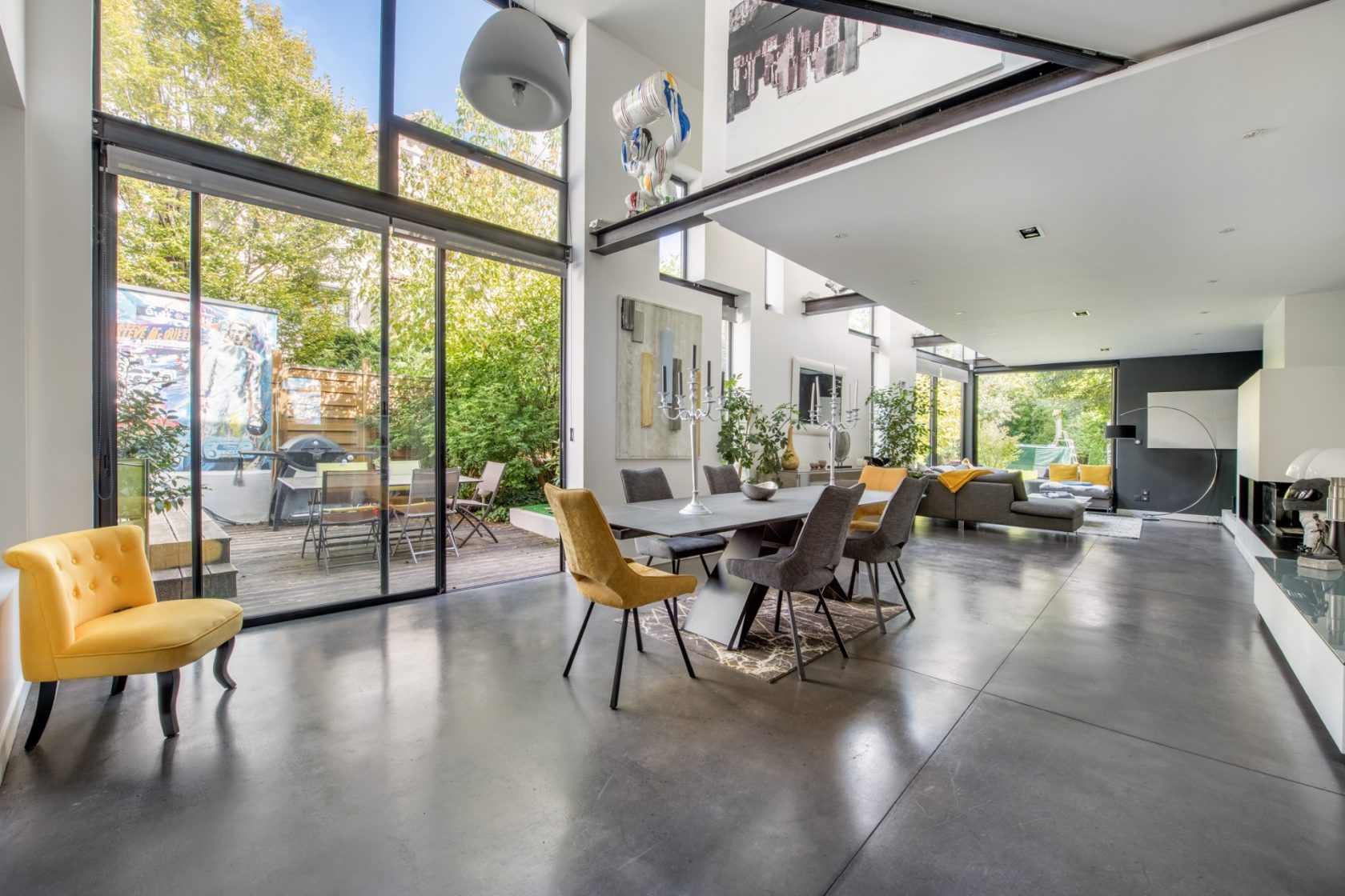 Bourgeois house with contemporary extension
