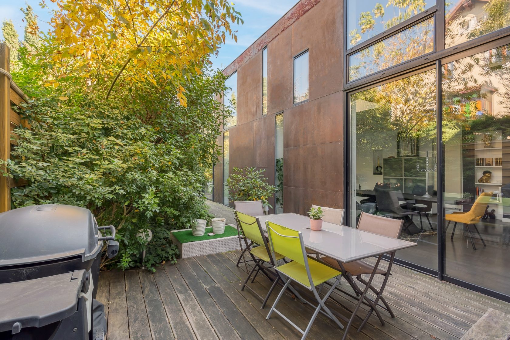 Bourgeois house with contemporary extension