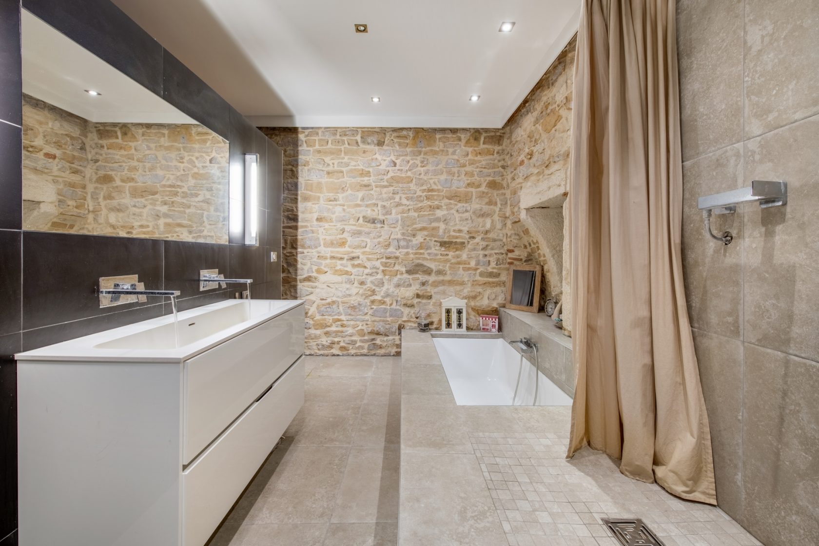 Apartment renovated by architect in Rue Nationale