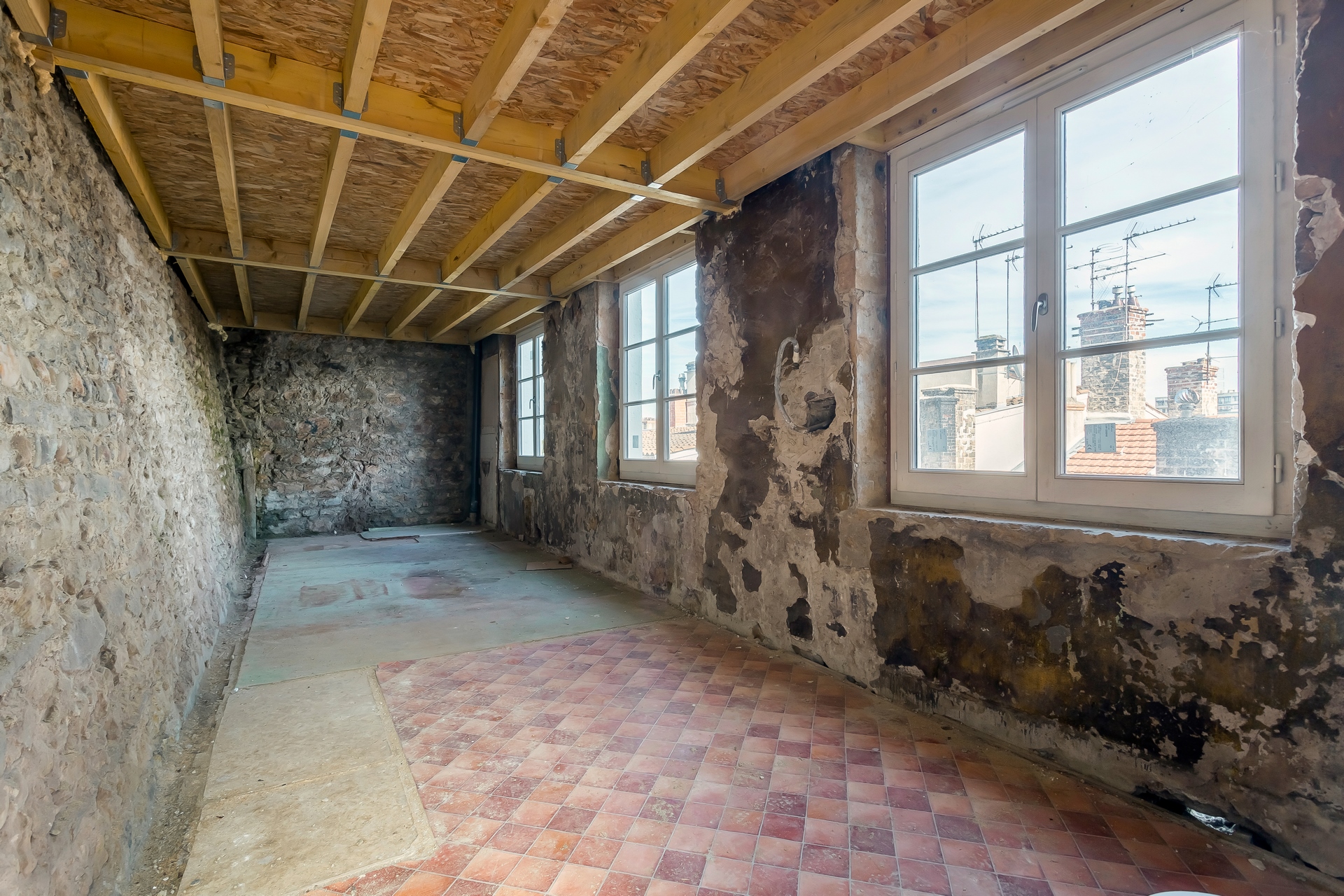 Old apartment to renovate in Croix Rousse