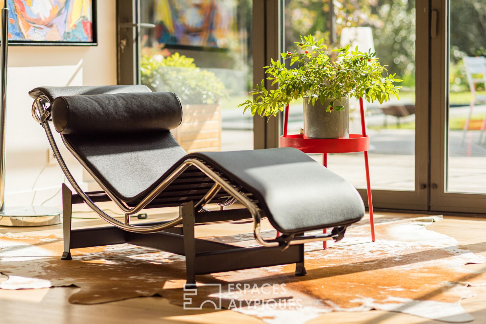 Tirez une chaise et regardez-la bien : elle forme notre corps