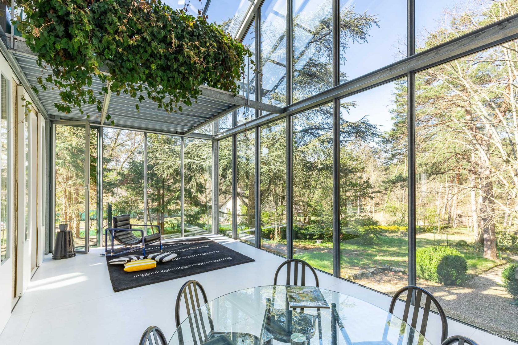 House with its glass extension nestled in the forest