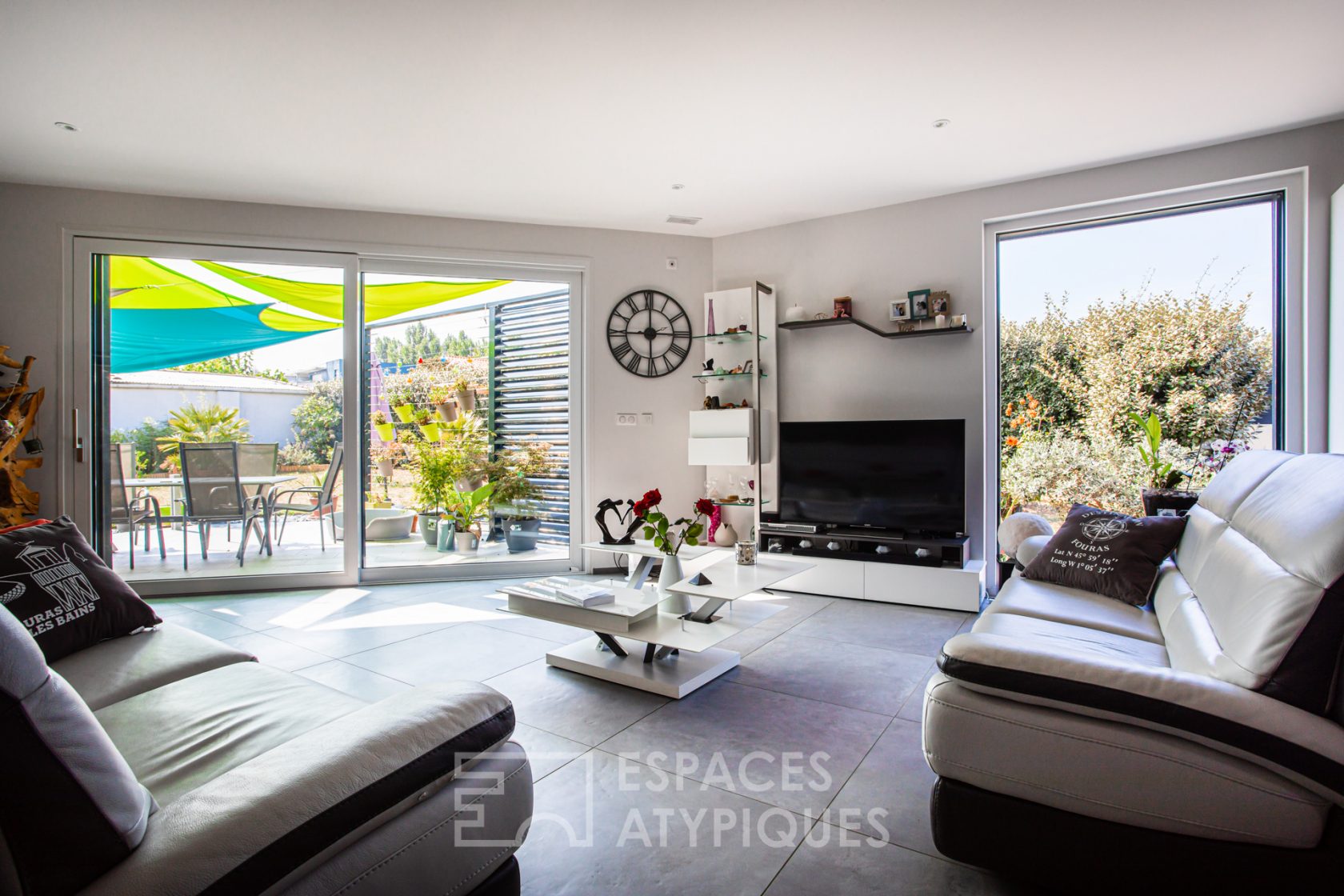 Belle contemporaine aux matériaux bio-climatiques