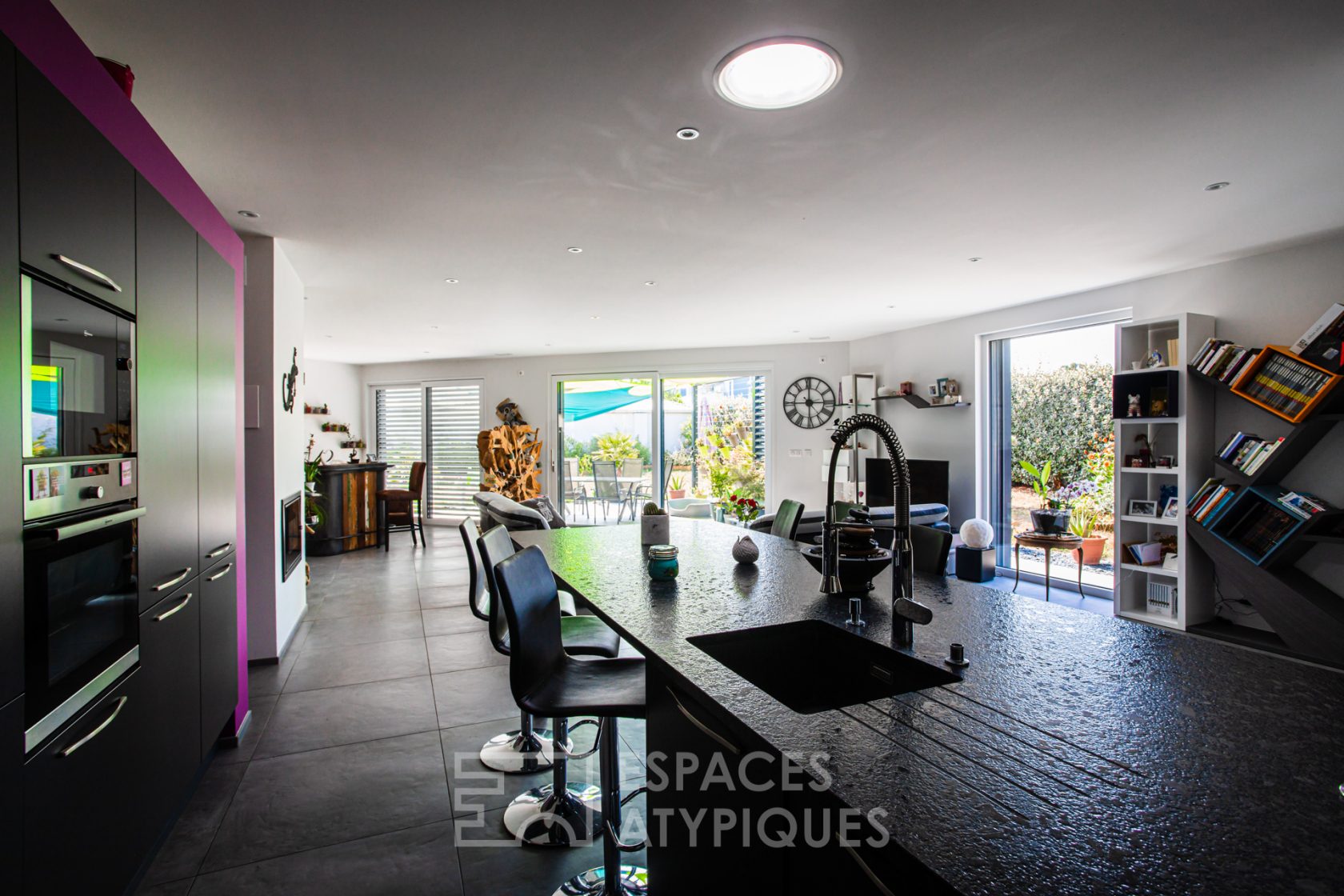 Belle contemporaine aux matériaux bio-climatiques