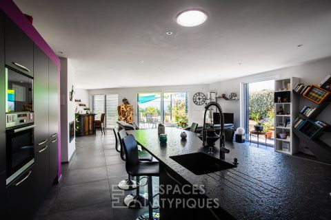 Belle contemporaine aux matériaux bio-climatiques
