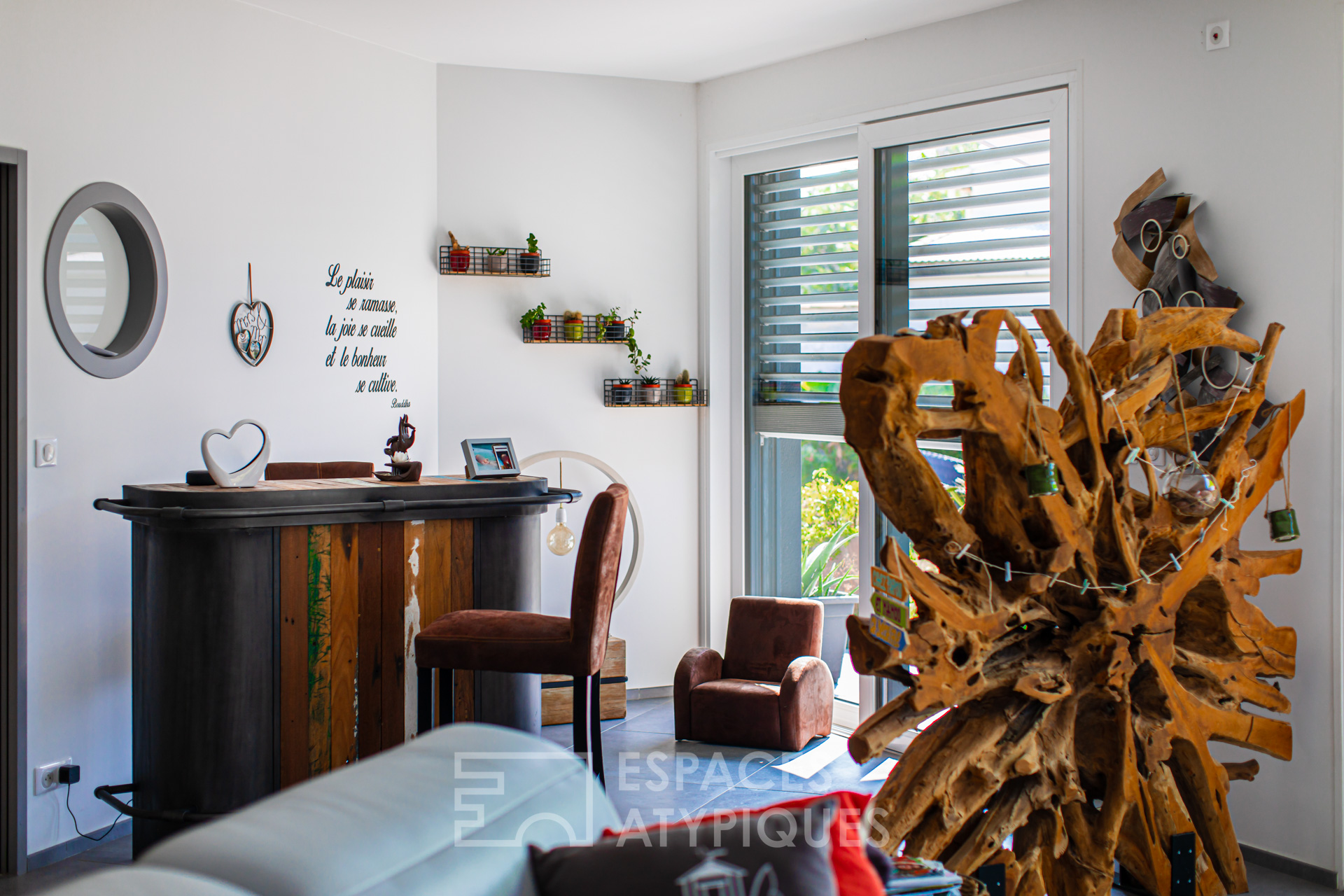 Belle contemporaine aux matériaux bio-climatiques