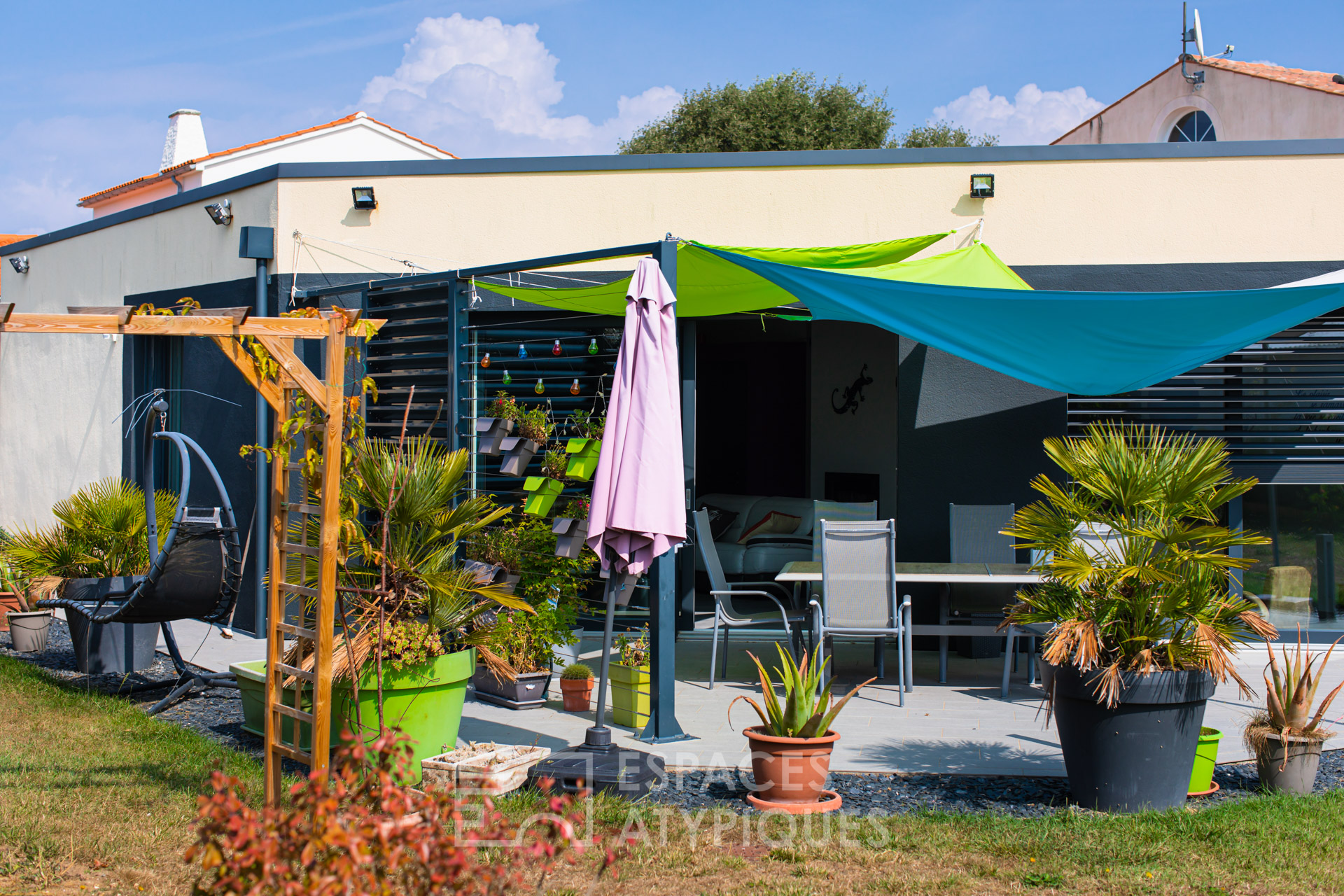 Belle contemporaine aux matériaux bio-climatiques