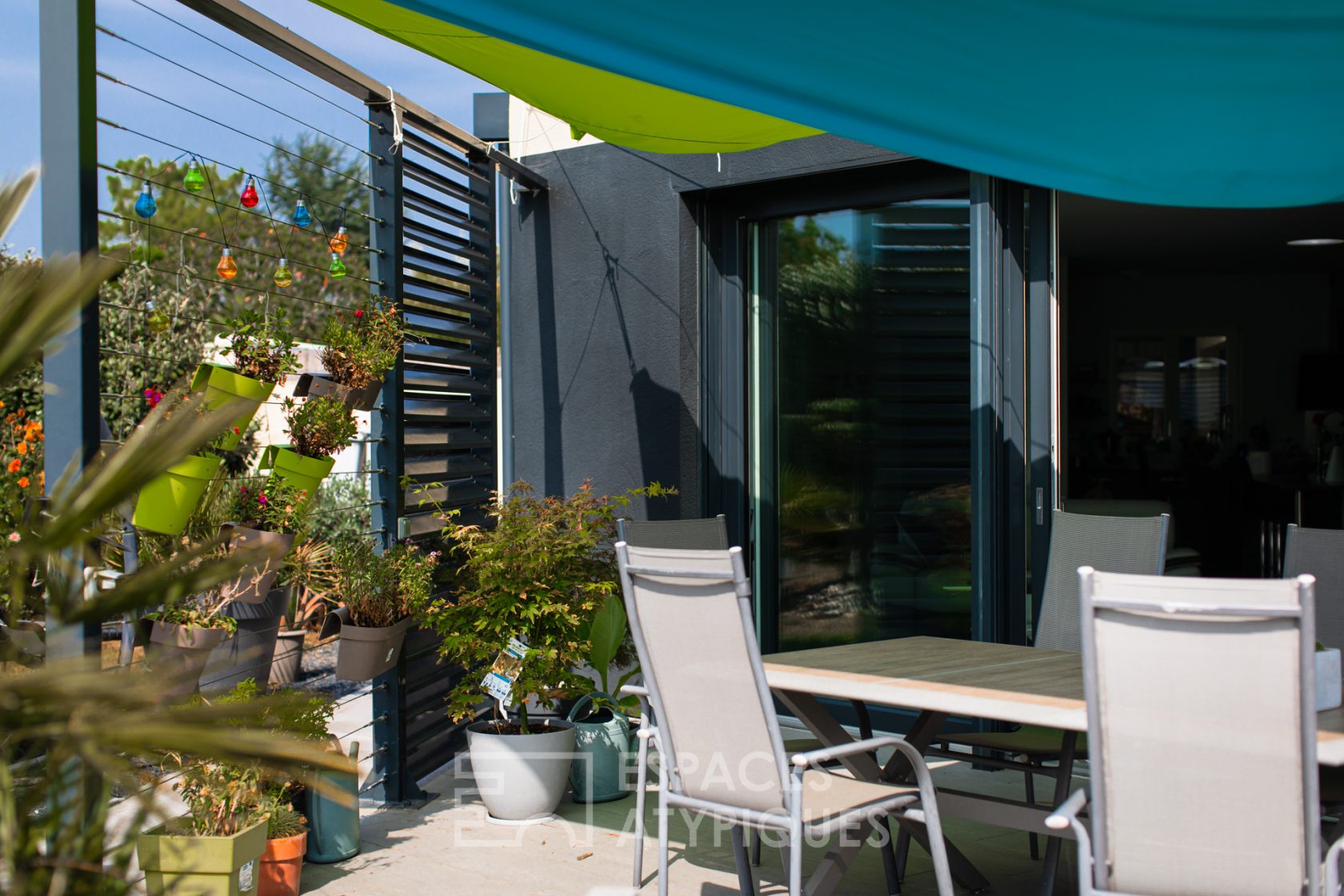 Belle contemporaine aux matériaux bio-climatiques