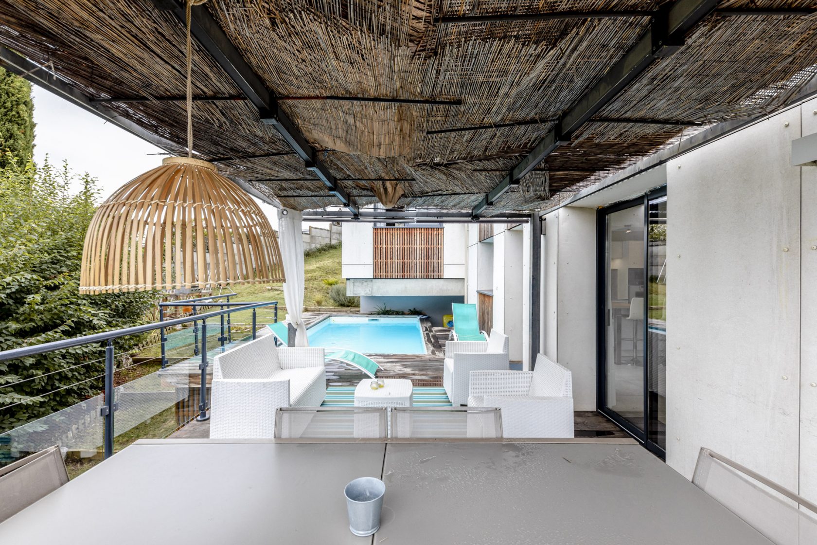 Belle contemporaine avec piscine à MONTJOIRE