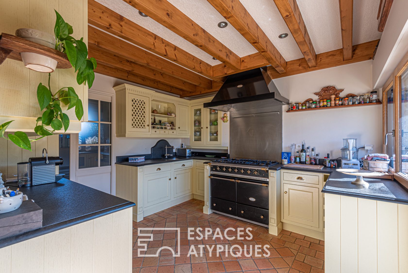 Propriété rénovée en pierres, vue rivière