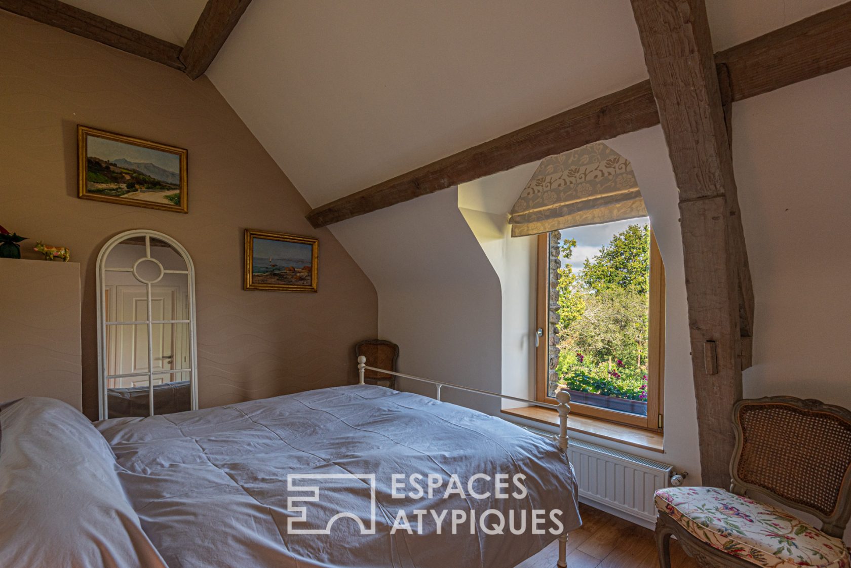 Propriété rénovée en pierres, vue rivière