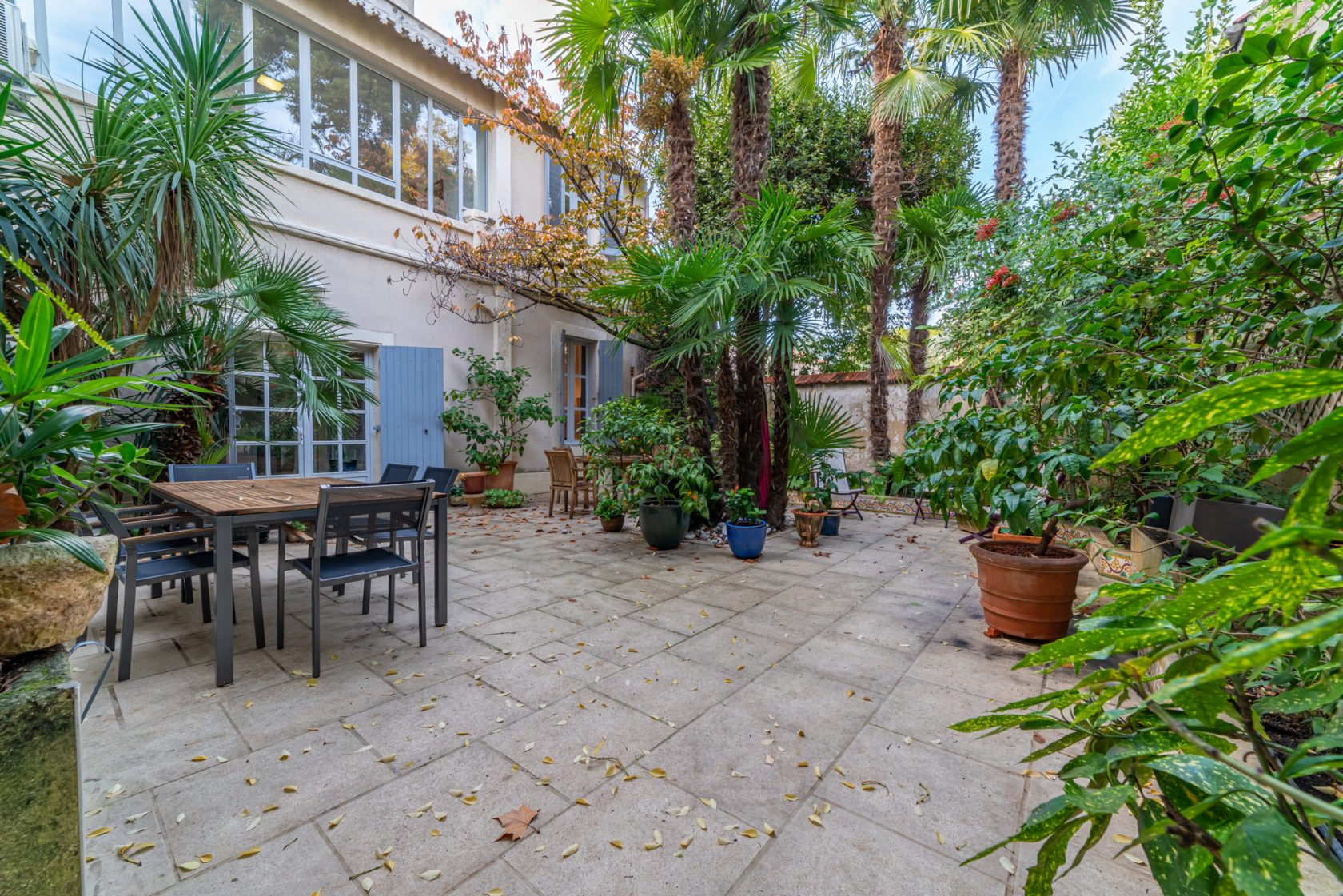 Townhouse with garden Arceaux district