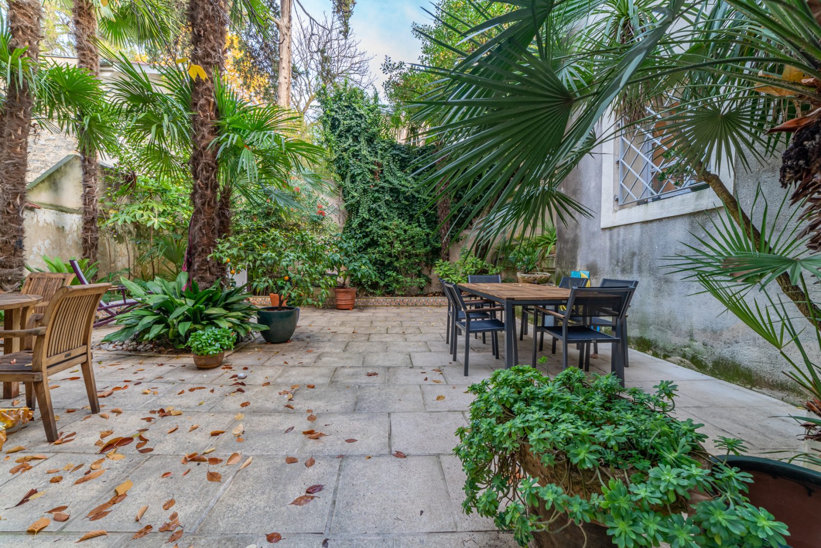 Townhouse with garden Arceaux district