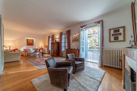 Townhouse with garden Arceaux district