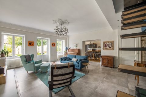 Apartment with garden in an old building