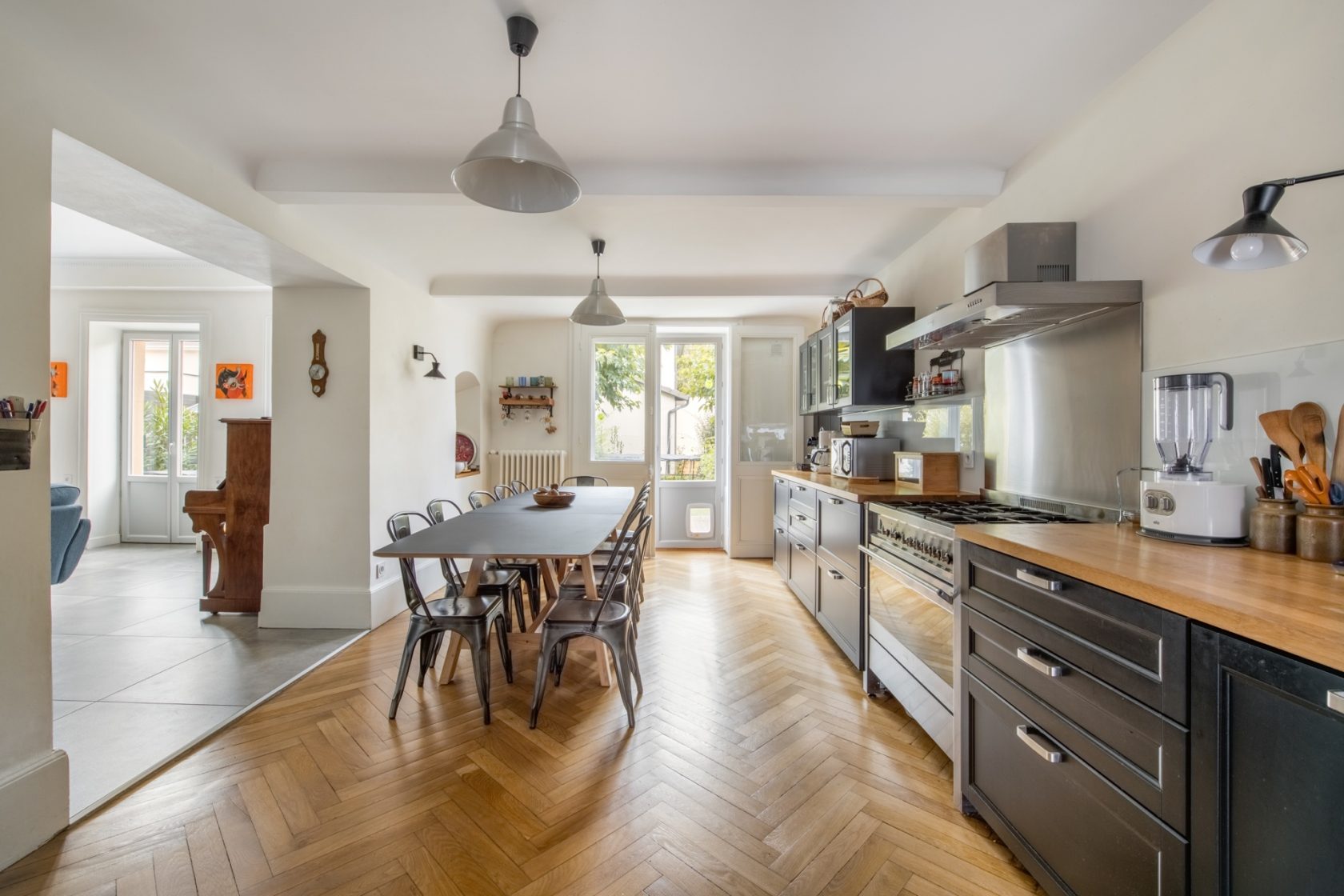 Apartment with garden in an old building