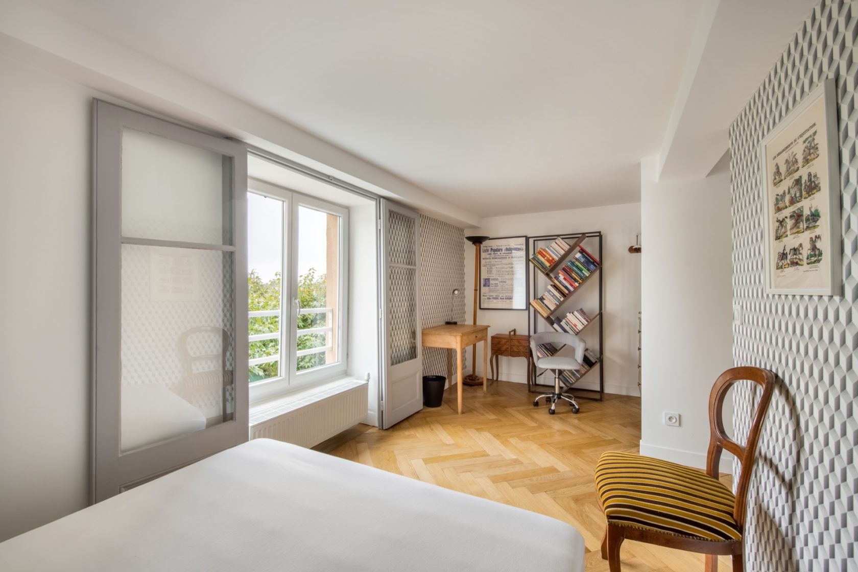Apartment with garden in an old building