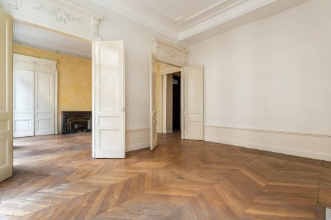 Haussmanian apartment to renovate in the city center