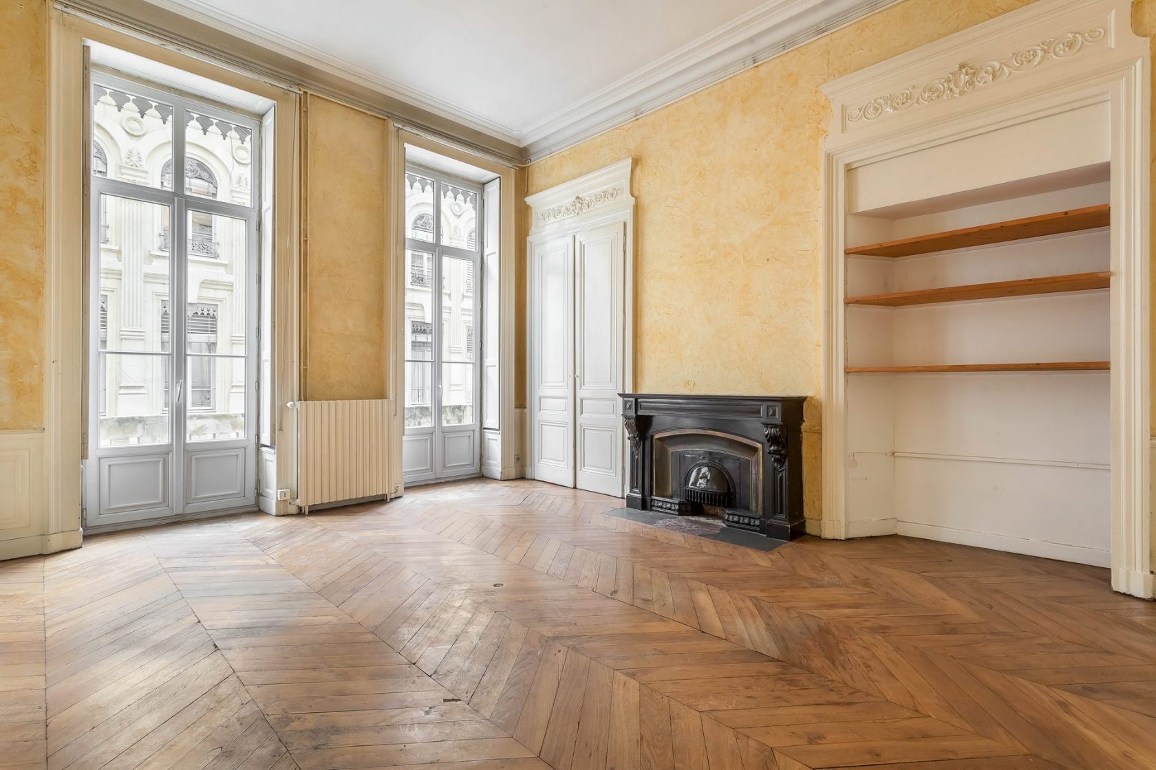 Haussmanian apartment to renovate in the city center