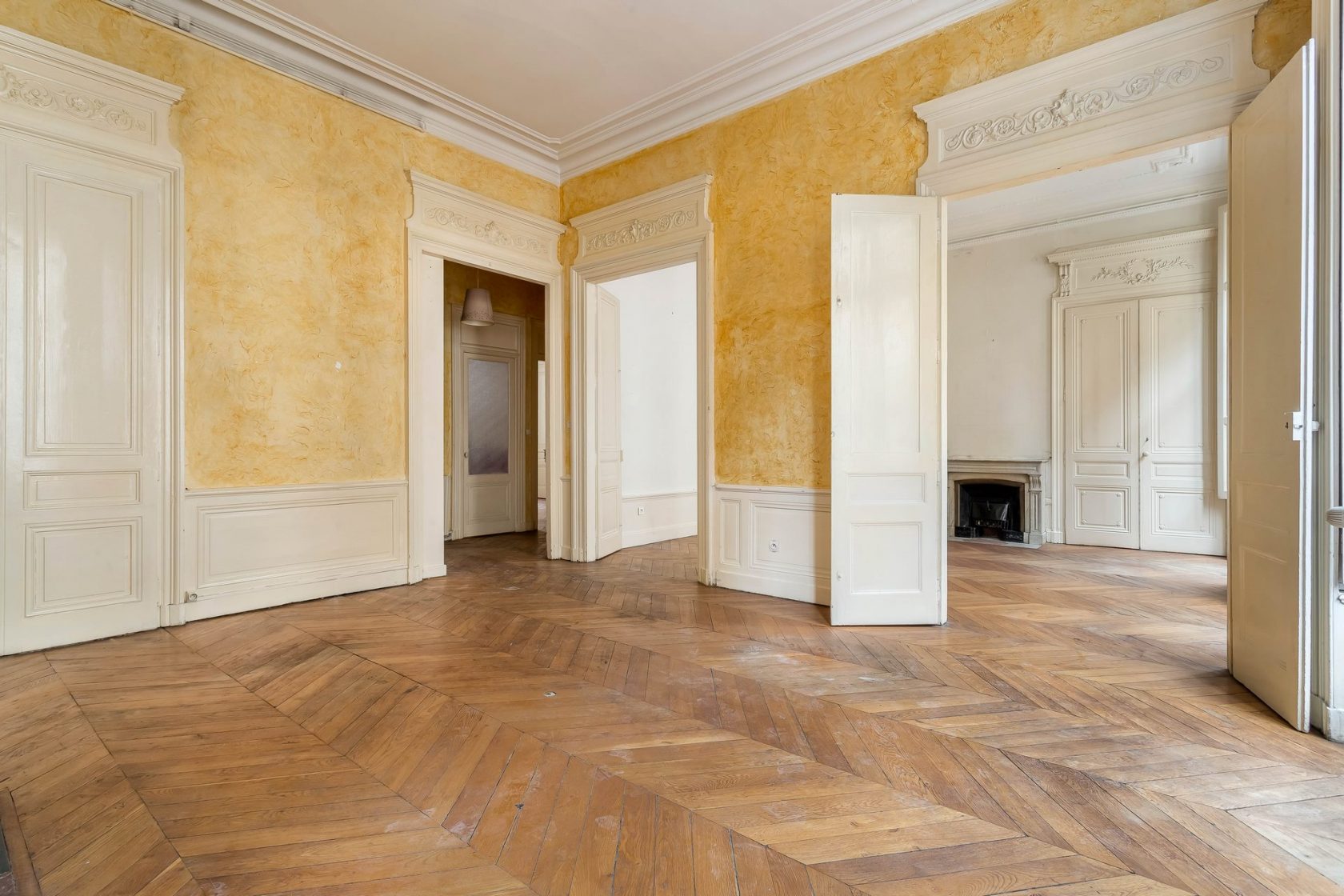 Haussmanian apartment to renovate in the city center