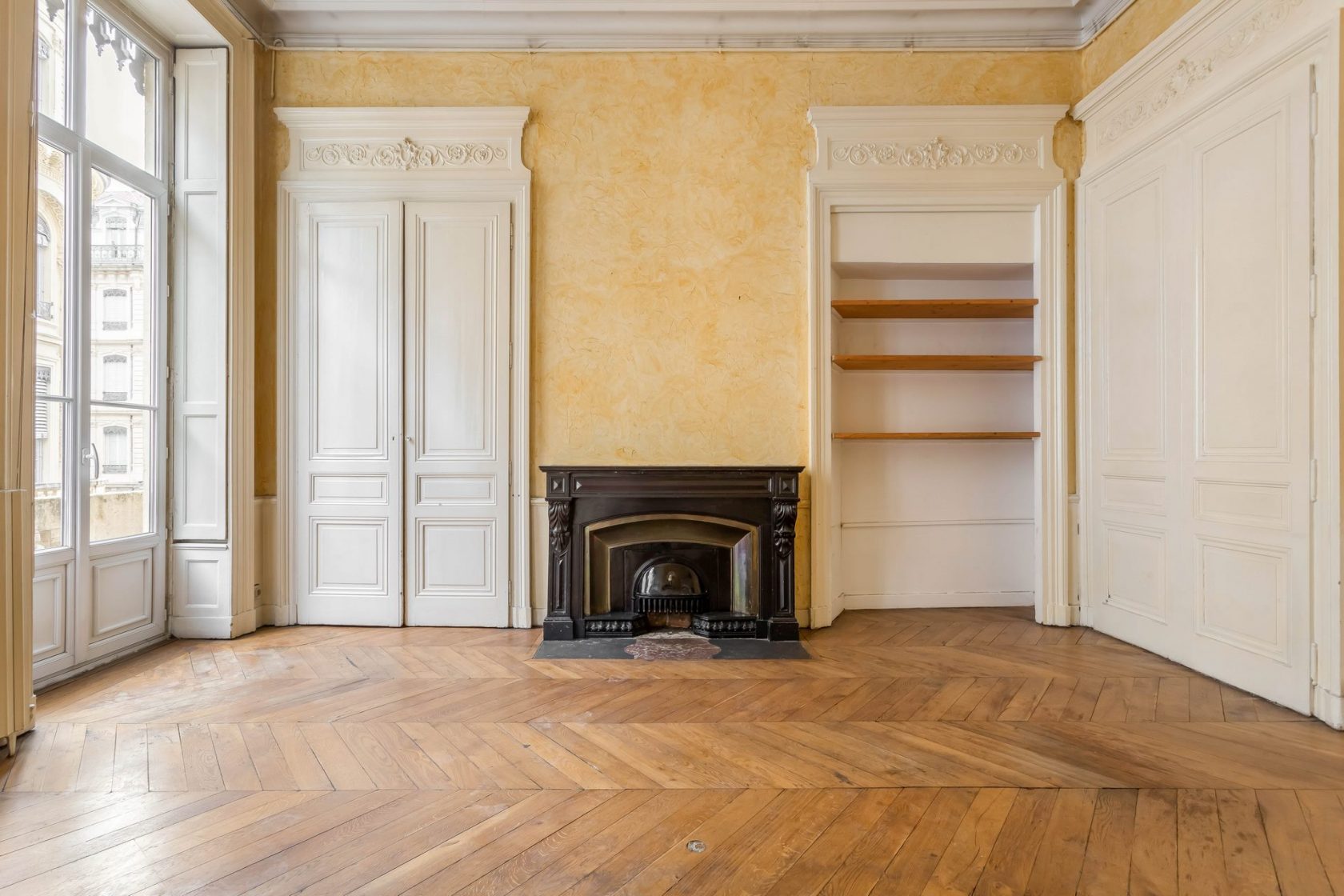 Haussmanian apartment to renovate in the city center