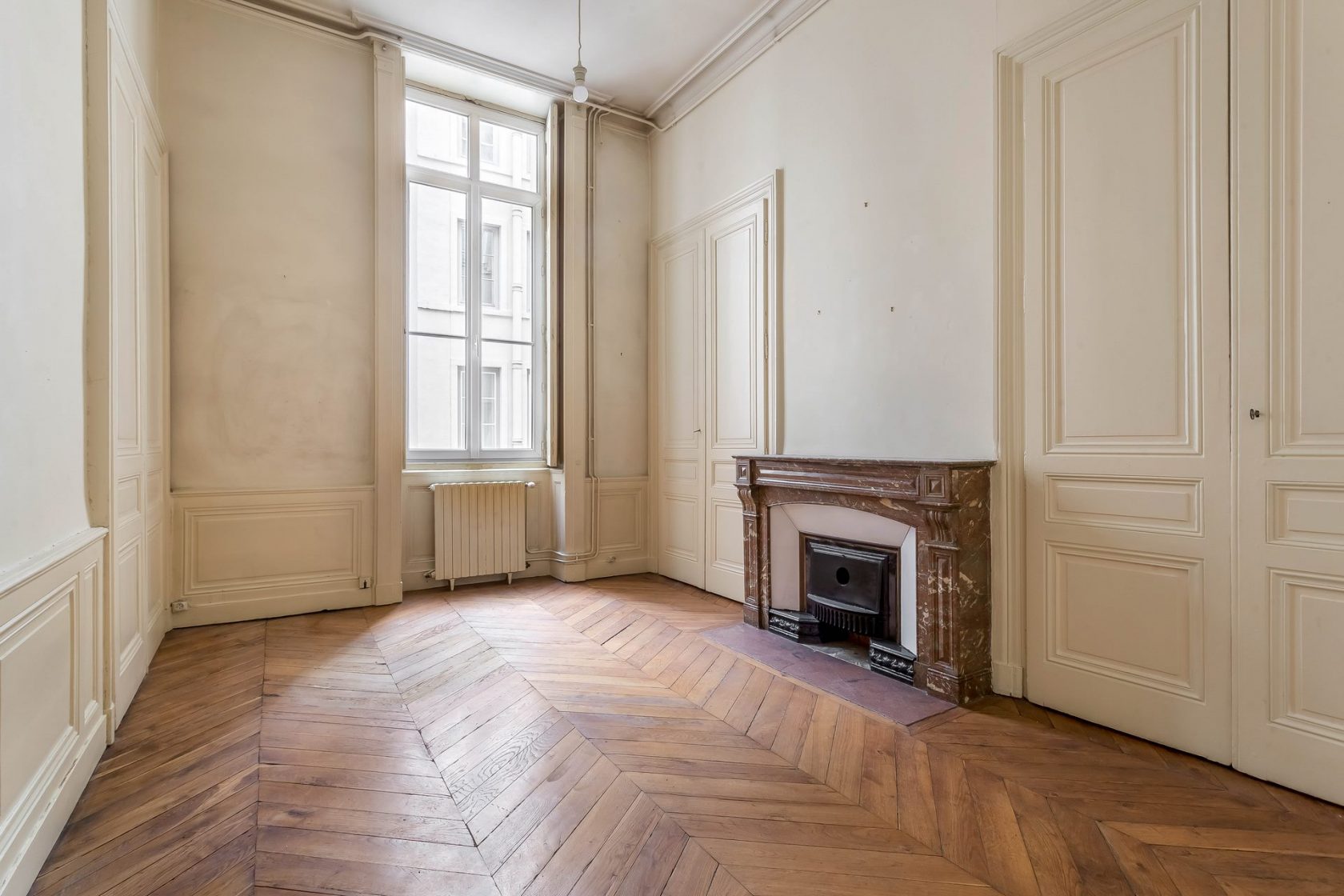 Haussmanian apartment to renovate in the city center