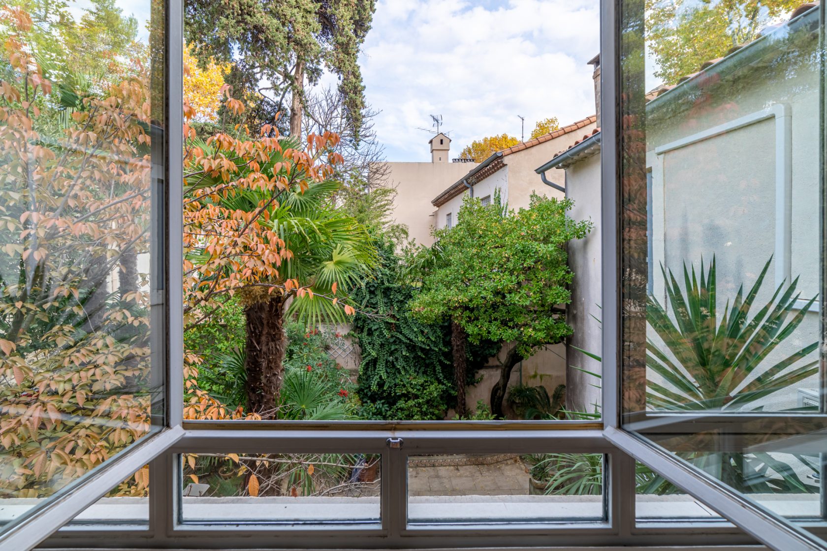 Townhouse with garden Arceaux district